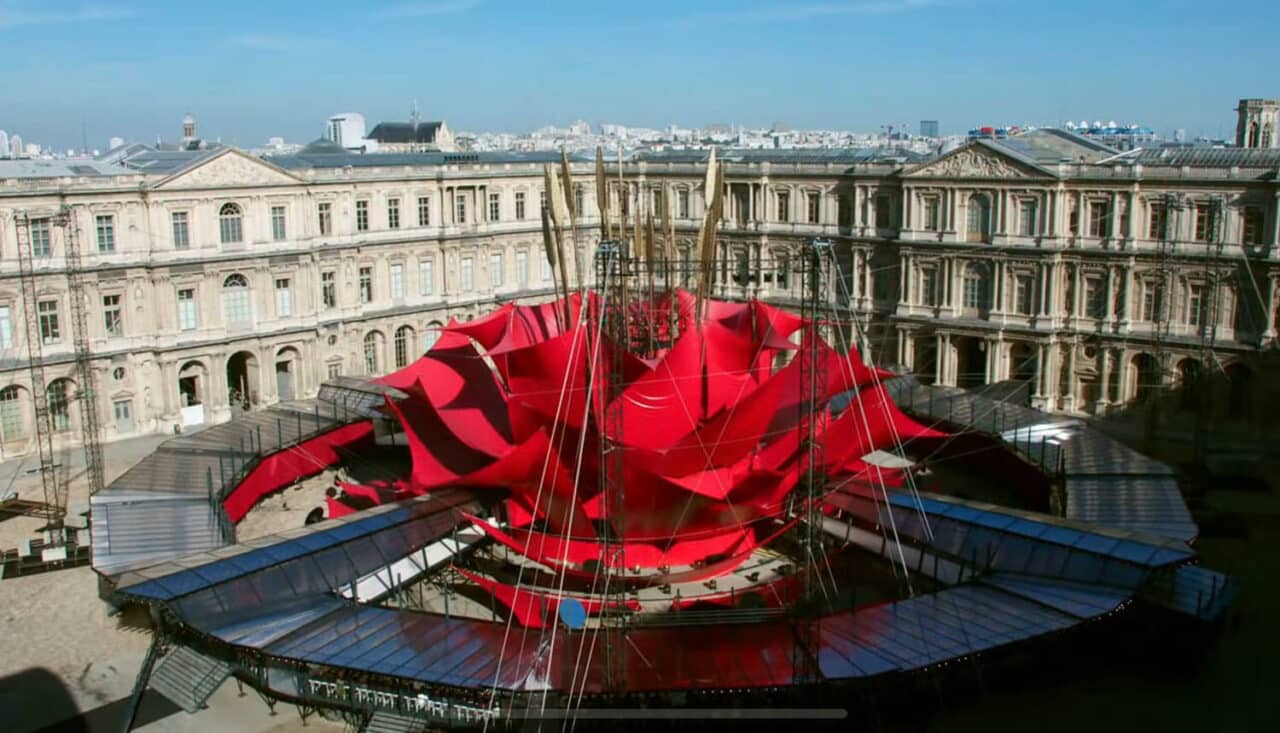 Défilé de mode au Louvre en 2022, Paris
