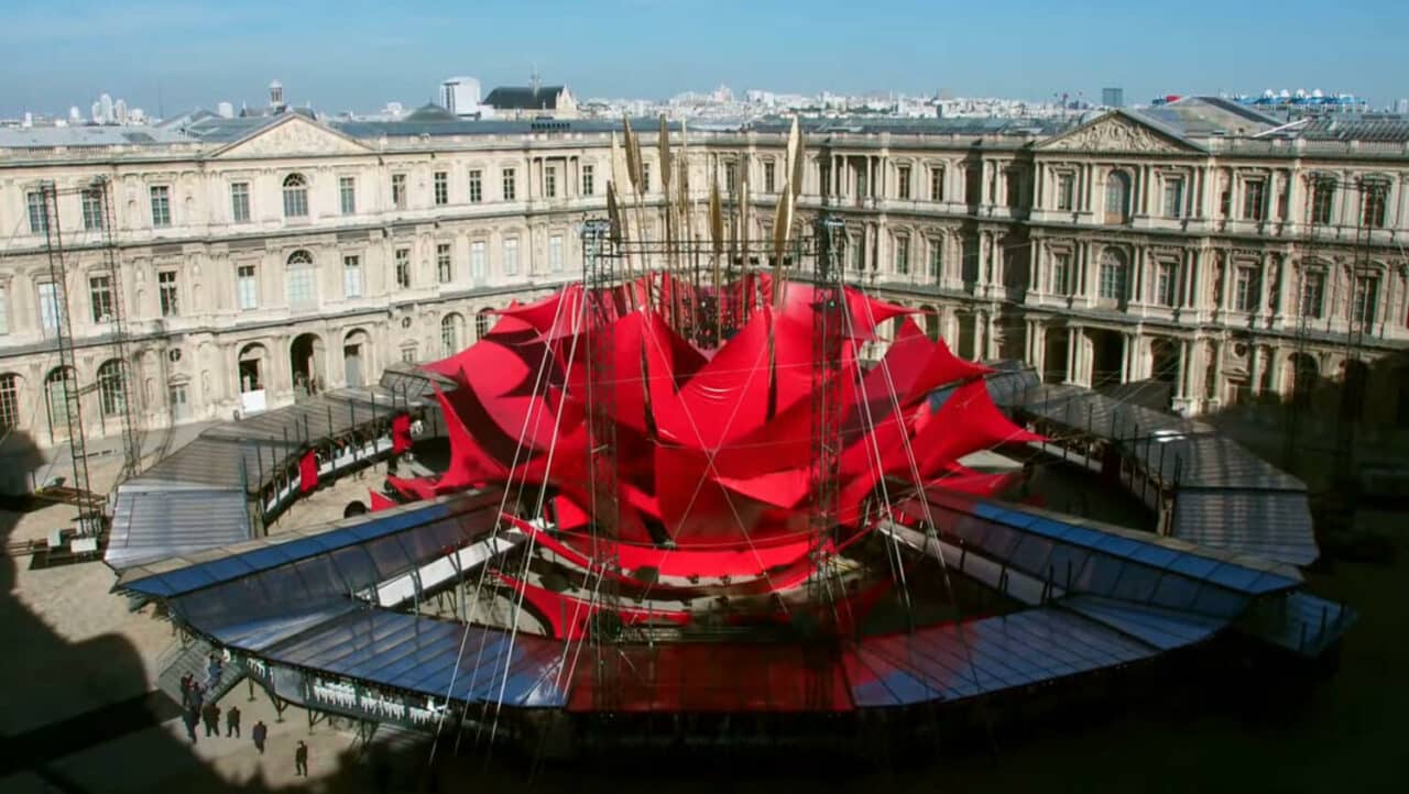 Défilé de mode au Louvre en 2022, Paris
